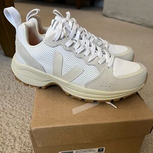 Veja Venturi Alveomesh Sneakers in White and Cream